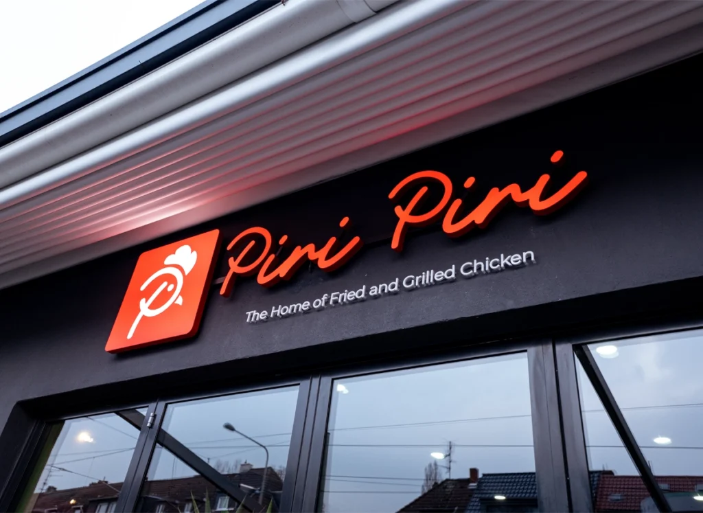 Chicken Restaurant Frankfurt – Piri Piri mit Branding an der Außenfassade